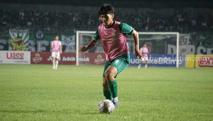 Pemain Muda Persebaya M Iqbal Beberkan Kunci Keberhasilan M Iqbal saat berlatih tersendiri dengan Persebaya. (Way)