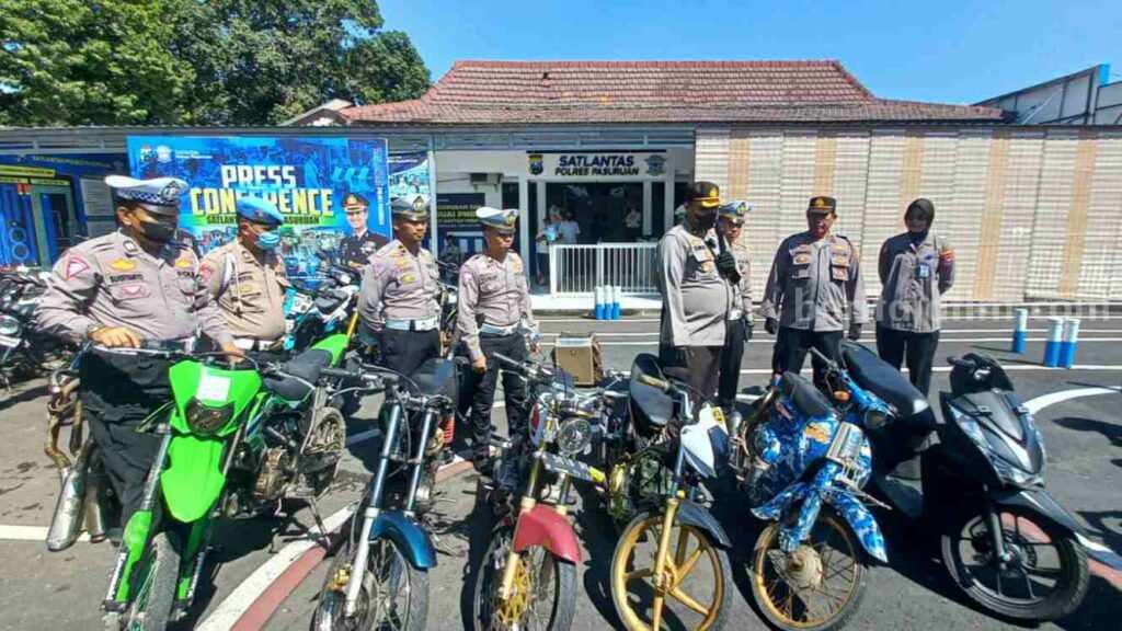 Wakapolres Pasuruan, Kompol Hendry Ferdinan Kennedy saat memeriksa kendaraan tak sesuai pabrik.