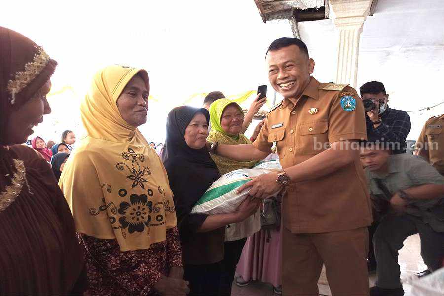 Pemkab Ponorogo Mulai Salurkan Bantuan Cadangan Pangan ke Ratusan Ribu KPM Bupati Sugiri Sancoko saat menyalurkan bantuan cadangan pangan di Desa Ronosentanan. (Foto/Endra Dwiono/Beritajatim.com)