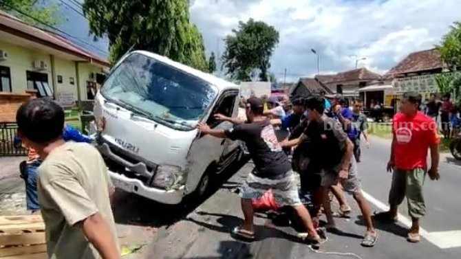 Evakuasi kendaraan yang terlibat di Jalan Raya Desa pesangrahan, Kecamatan kutorejo, Kabupaten Mojokerto. [Foto : Misti/beritajatim.com]
