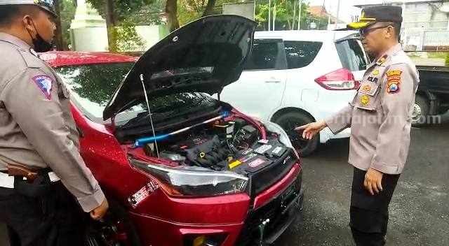 Kapolsek Magersari Kompol Roy Aquary Prawirosastro saat mengecek mobil yang melakukan balap liar. [Foto : ist]