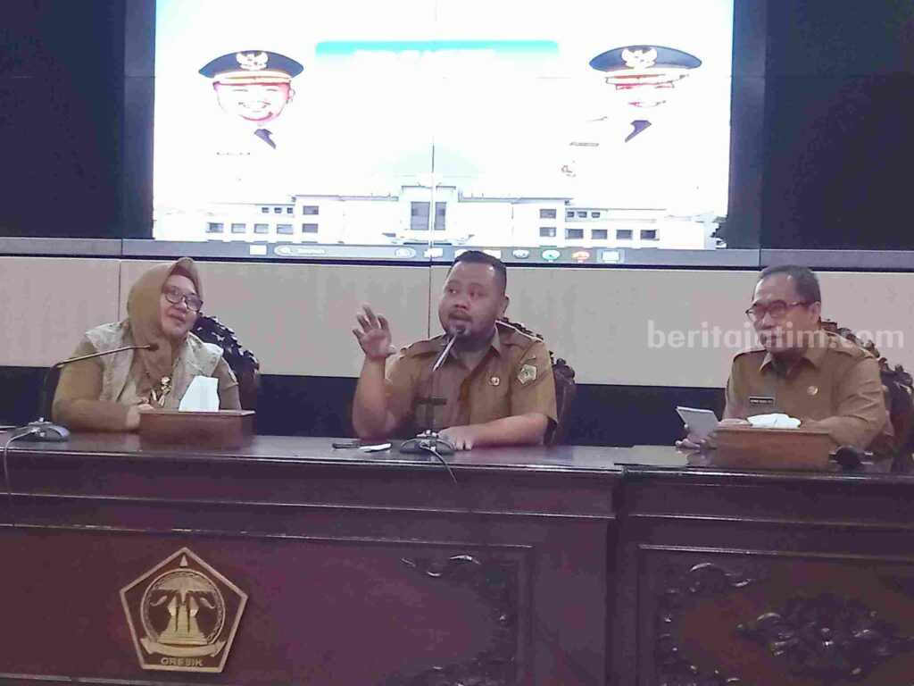 Bupati Gresik Fandi Akhmad Yani (tengah) didampingi Wabup Aminatun Habibah (kiri) saat menjelaskan capaian pelayanan universal health coverage (UHC)