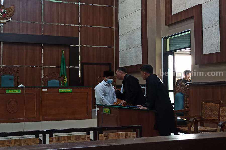 Terdakwa MFA menemui penasihat hukumnya, usai berakhirnya sidang pembacaan tuntutan oleh  JPU. (Foto/Endra Dwiono/Beritajatim.com)