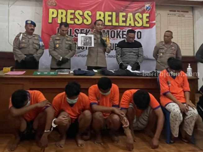 Istri Hamil Ikut Suami Curi Motor, Alasan Terlalu Sayang Suami istri Yudi dan Siti (paling kanan) saat dirilis di Polsek Simokerto. (Foto/ist)
