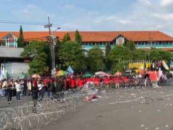 Mahasiswa saat berdemo didepan gedung DPRD Jatim. (Foto/ist)