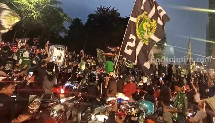 Bonek mengarak para pemain Persebaya usai pulang laga di PTIK Jakarta melawan Arema di Surabaya. (Way)