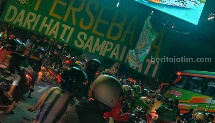 Bonek Arak Kedatangan Persebaya Usai Tundukkan Arema FC Bonek mengarak para pemain Persebaya usai pulang laga di PTIK Jakarta melawan Arema di Surabaya. (Way)