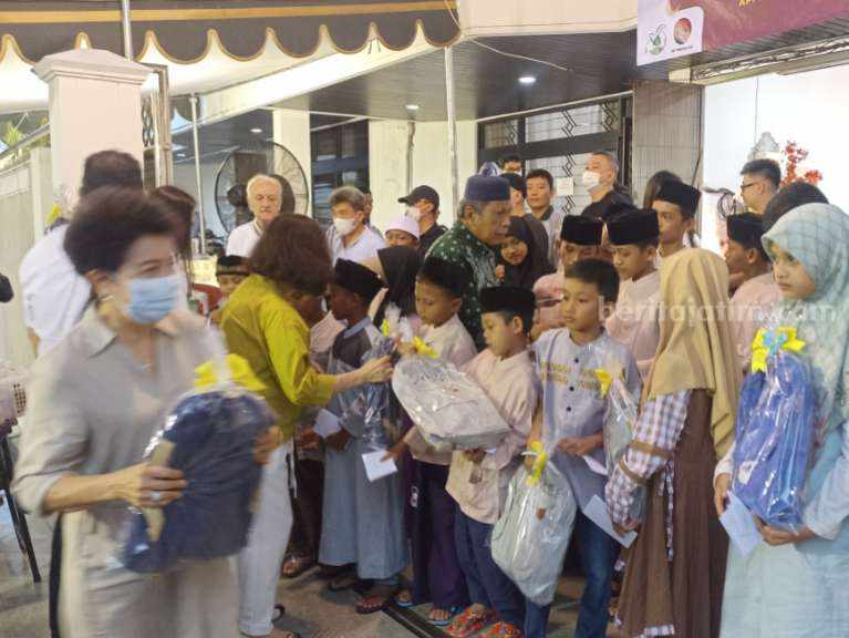 Ratusan anak yatim saat menerima santunan dan peralatan sekolah dari APPSWI dan PDIP Surabaya saat acara buka bersama, Rabu (12/04/2023). (Foto/anggadia)
