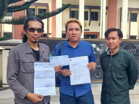 Anak Kena DO, Orangtua Gugat MTs Syarifuddin Lumajang Ali Maksum (kiri) bersama dengan tim kuasa hukum Johan Avie (tengah) dan Fikri Mahbub (kanan) usai melayangkan gugatan di PN Lumajang, Rabu (12/04/2023). (Foto/ist)