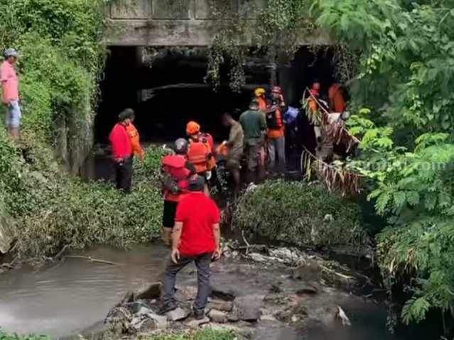 Petugas gabungan saat mengevakuasi jenazah RS (15) di aliran sungai Jalan Simo Gunung Barat, Kamis (13/04/2023). (Foto/ist)