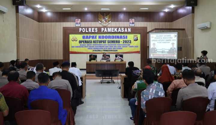 Suasana Rapat Koordinasi Operasi Ketupat Semeru 2023, di Gedung Bhayangkara Polres Pamekasan, Jl Stadion 81 Pamekasan, Kamis (13/4/2023).