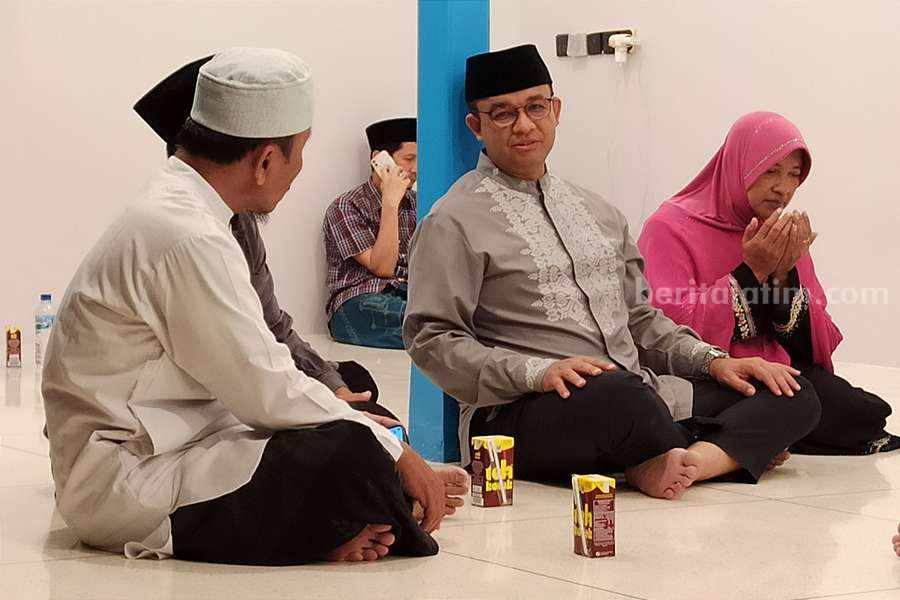 Berkunjung ke Ponorogo, Anies Baswedan: Saya Tirakat selama Ramadhan Anies Baswedan saat mengobrol santai dengan warga Tegalsari di rumah yang baru selesai Ia renovasi. (Foto/Endra Dwiono/Beritajatim.com)