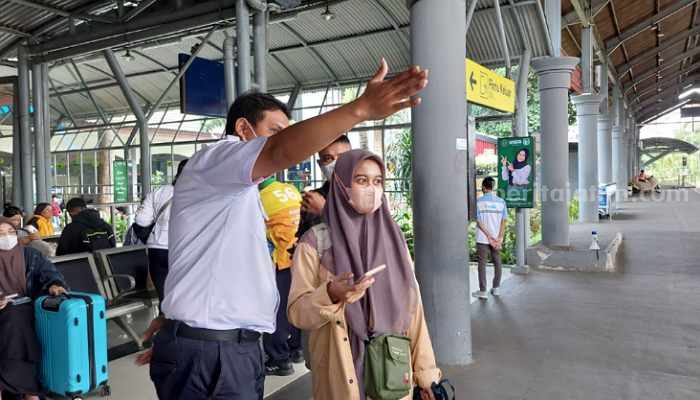 Mudik Hari Kedua, Volume Penumpang Naik 20 Persen, Dominan Kereta Ekonomi Petugas KAI menunjukkan gerbong kereta api ke penumpang.(way)