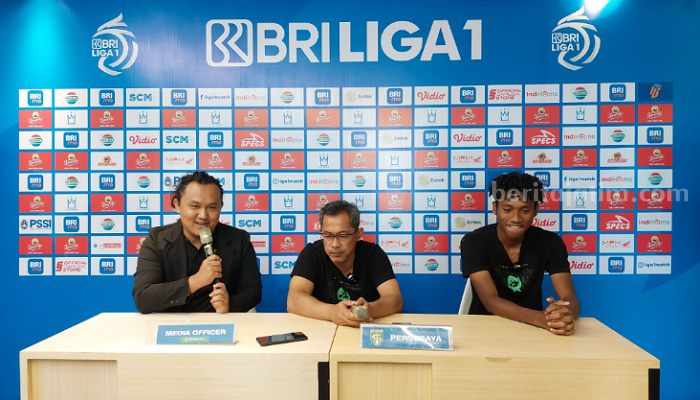 Aji Santoso dan Alta Ballah saat konferensi pers jelas pertandingan melawan Dewa United, Jumat (14/4/2023). (Way)