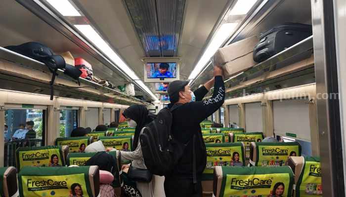 Arus Mudik Hari Pertama, 11 Ribu Orang Naik KA dari Stasiun Gubeng Pemudik saat berangkat menggunakan transpotasi kereta api di Stasiun Gubeng, Jumat (14/4/2023). (Way)