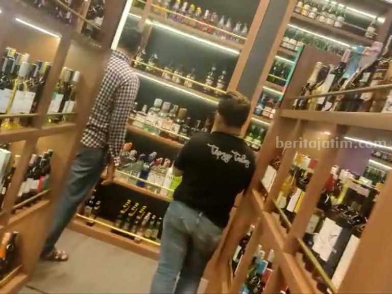 Ruko Mewah di Tandes Akui Jualan Miras saat Bulan Ramadhan Toko Tipsy Tales yang tetap melayani pembeli saat bulan Ramadhan. (Foto/anggadia)