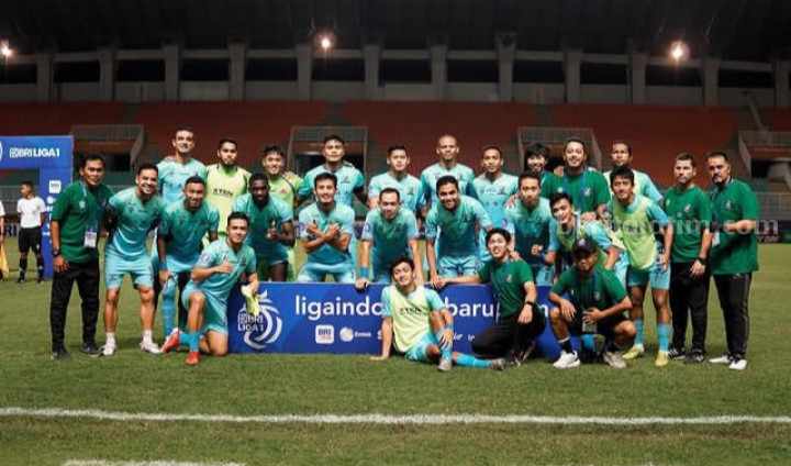 Skuad Madura United FC berpose bersama usai menjalani laga terakhir Liga 1 di Stadion Pakansari Bogor, Kamis (13/4/2023). [Gambar: Madura United]