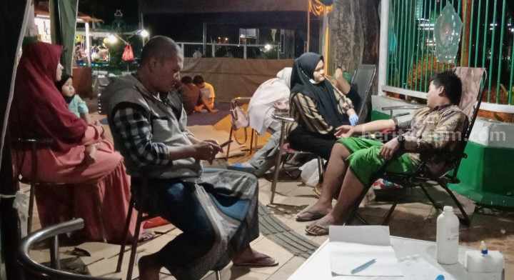 Suasana donor darah dalam rangka Safari Rahmat Ramadhan 1444 Hijriah, yang digagas UDD PMI Pamekasan, di area Arek Lancor Pamekasan, Jum'at (14/4/2023).