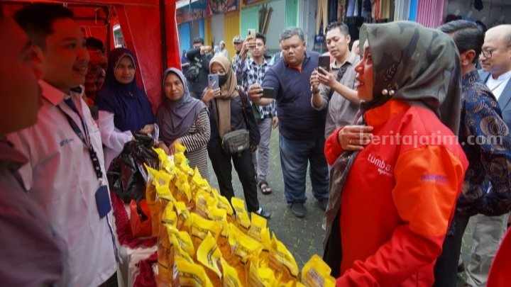 Bupati Mojokerto Ikfina Fahmawati saat membuka pasar murah Ramadhan di Pasar Gedengan, Desa Tamiajeng, Kecamatan Trawas, Kabupaten Mojokerto. [Foto : ist]