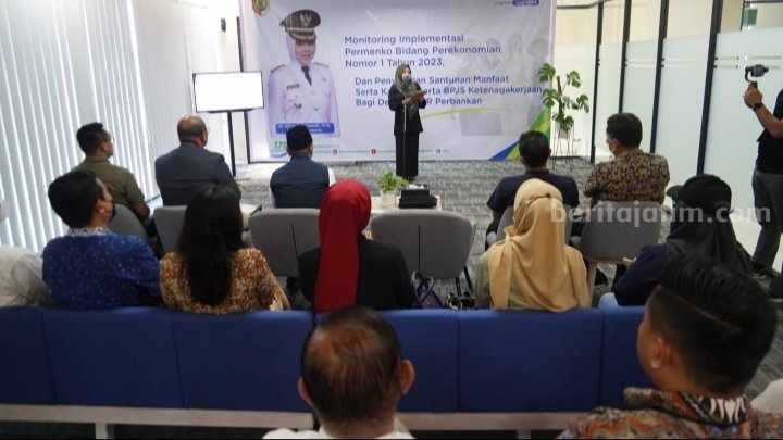 Bupati Mojokerto Ikfina Fahmawati saat monitoring implementasi Permenko Bidang Perekonomian Nomor I Tahun 2023 di BPJS Ketenagakerjaan Kantor Cabang Mojokerto. [Foto : ist]
