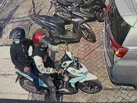 Polsek Wonocolo Selidiki Kasus Curanmor di Kantor Media Kutisari Dua bandit curanmor yang terekam CCTV saat melancarkan aksinya di kantor media Beritajatim.com, Sabtu (15/04/2023), (Foto/Anggadia)