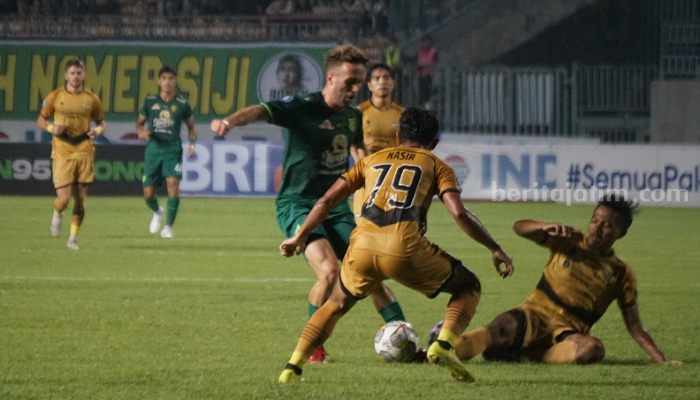 Dewa United Akui Gol Jarak Jauh Persebaya Sangat Cantik Pemain Dewa United saat menghadang pemain Persebaya Surabaya di Gelora Joko Samudro.(way)