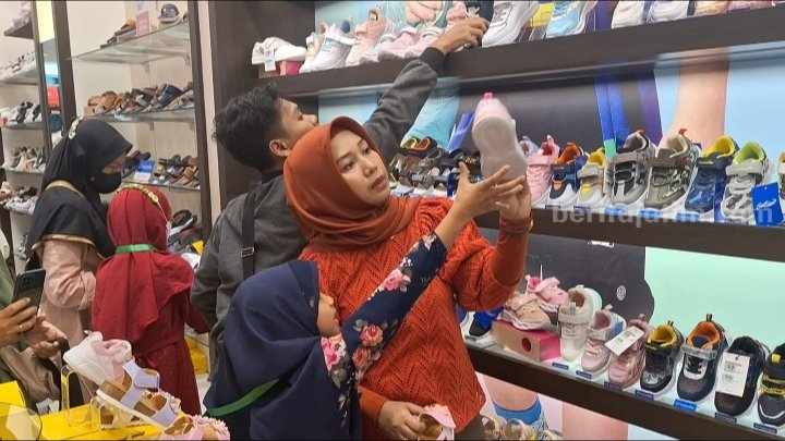 Wali Kota Mojokerto Ika Puspitasari saat berbelanja bersama anak-anak yatim piatu di Sunrise Mall Kota Mojokerto. [Foto : Misti/beritajatim.com]