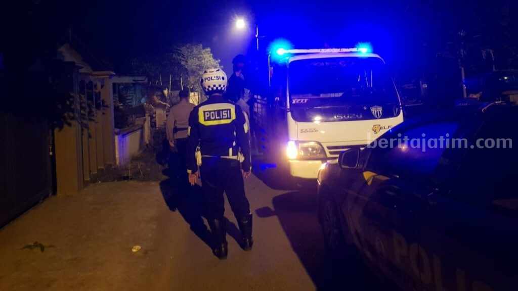 Kapolsek Kompol Imam Mahmudi bersama anggota Satlantas Polres Mojokerto menghadang truk rombongan patrol sound sistem yang melintas di Desa Pakem, Kecamatan Trowulan, Kabupaten Mojokerto. [Foto : ist]