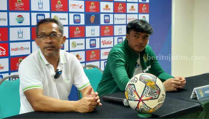Demi Loyalitas Persebaya, Ernando Datang ke Stadion 3 Jam Sebelum Pertandingan Ernando Ari saat bersama Aji Santoso. (Way)