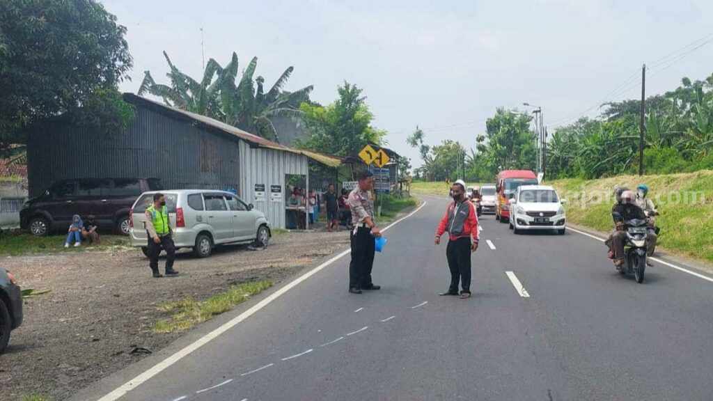 Anggota Unit Laka Satlantas Polresta Mojokerto melakukan olah TKP. [Foto : ist]