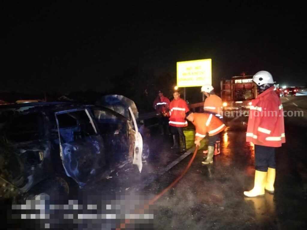 Petugas melakukan pemadaman mobil Toyota Avanza nopol S 1691 AO yang terbakar di KM 706 Tol Jomo. [Foto : ist]