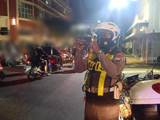 Polrestabes Surabaya Tindak Puluhan Peserta Sahur On The Road yang Langgar Aturan Lalu Lintas Anggota Satlantas Polrestabes Surabaya yang melakukan tilang ETLE dengan handphone untuk menilang peserta sahur on the road yang melanggar aturan lalu lintas. (Foto/Satlantas Polrestabes Surabaya)