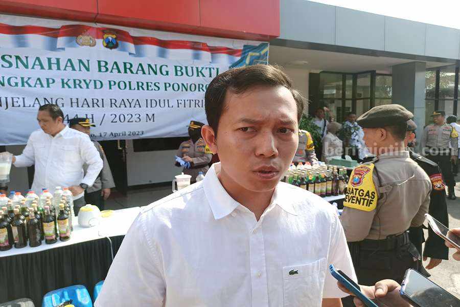 Buru Pembunuh Perempuan di Ponorogo, Polisi Terjunkan Anjing Pelacak Kasat Reskrim Polres Ponorogo AKP Nikolas Bagas Yudi Kurnia (foto/Dok.Beritajatim.com)
