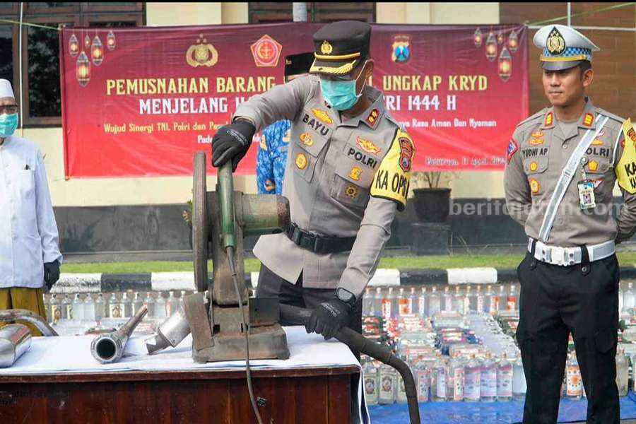 Kapolres Pasuruan, AKBP Bayu Pratama Gabunagi saat melakukan pemusnahan knalpot.