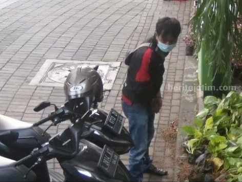 Kantor Pemkot Surabaya Kembali Disatroni Bandit Curanmor Aksi bandit curanmor saat menggasak sepeda motor di Kantor Humas Pemkot Surabaya, Minggu (16/04/2023) pagi. (Foto/ist)