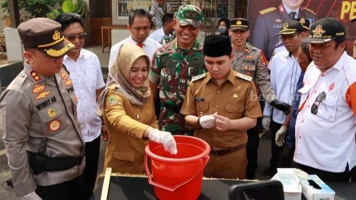 Kapolresta Mojokerto, AKBP Wiwit Adisatria bersama Wali Kota Mojokerto Ika Puspitasari, Wakil Bupati Mojokerto Muhammad Al-Barra, serta Jajaran Forkopimda Mojokerto Raya melakukan pemusnahan di halaman Mapolresta Mojokerto. [Foto : ist]
