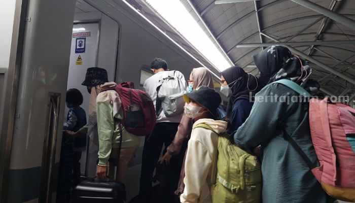 Mudik Hari Keempat, Jumlah Penumpang Kereta Api Menurun Para penumpang KA Sri Tanjung Jurusan Yogjakarta- Banyuwangi di Stasiun Gubeng Surabaya. (Way)