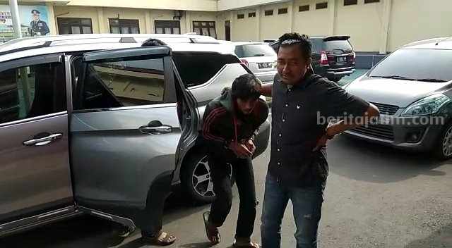 Terduga pelaku yang merupakan suami siri korban saat diamankan ke Mapolres Mojokerto. [Foto : ist]