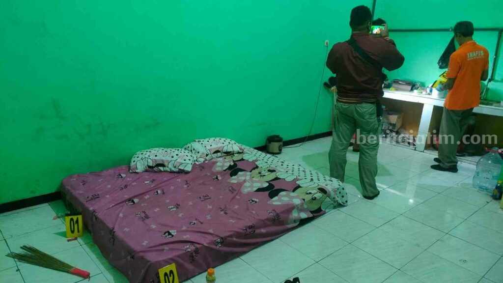 Petugas saat melakukan olah TKP di tempat kos korban di Desa Ngimbangan, Kecamatan Mojosari, Kabupaten Mojokerto. [Foto : ist]