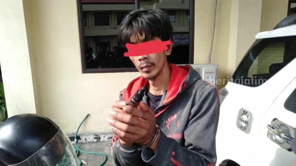 Pelaku yakni Irfan Yulianto Putro (25), suami siri korban saat dibawa ke Mapolres Mojokerto. [Foto : ist]