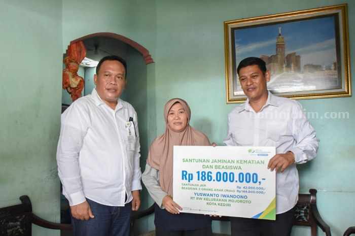 Ahli Waris Ini Terima Klaim BPJS Ketenagakerjaan Rp186 Juta foto beritajatim
