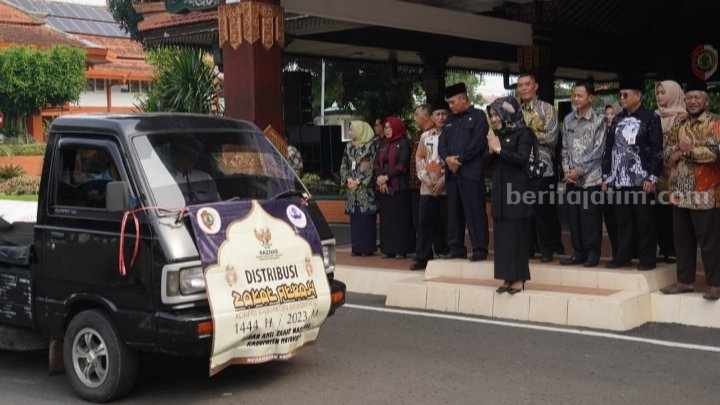 Bupati Mojokerto Ikfina Fahmawati memberangkatkan pendistribusian zakat fitrah di depan Pendopo GMT, Pemkab Mojokerto. [Foto : ist]