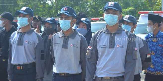 PMI Pamekasan Ambil Bagian dalam Operasi Ketupat Semeru 2023 Sejumlah personil PMI Pamekasan, dalam Apel Pasukan Operasi Pekat Semeru 2023, di Lapangan Multifungsi Kantor Satpas Polres Pamekasan, Jl Raya Nyalaran, Pamekasan, Senin (17/4/2023).