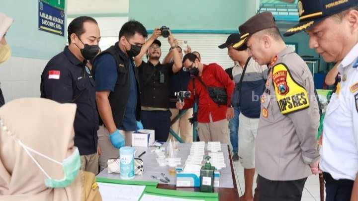Kapolresta Mojokerto AKBP Wiwit Adisatria saat mengecek tes urine untuk sopir dan awak bus di Terminal Kertajaya Kota Mojokerto. [Foto : ist]