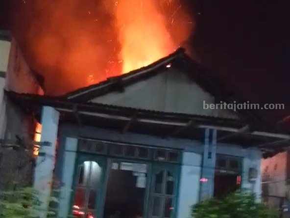 Kebakaran rumah di Kelurahan Kauman Gang 4 RT 1 RW 2, Kecamatan Mojosari, Kabupaten Mojokerto. [Foto : ist]