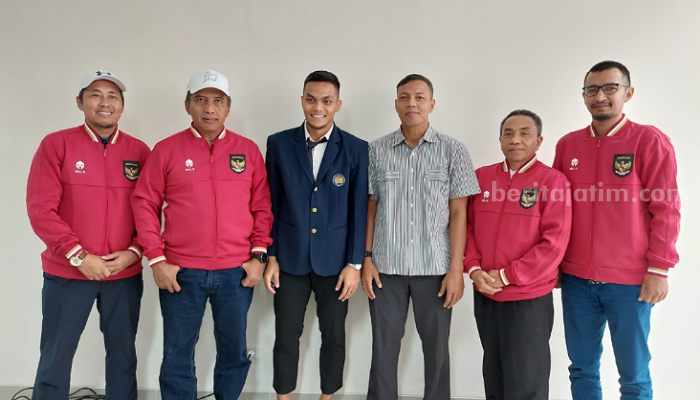 Rian bersama jajaran pimpinan Unesa usai sidang. (Way)