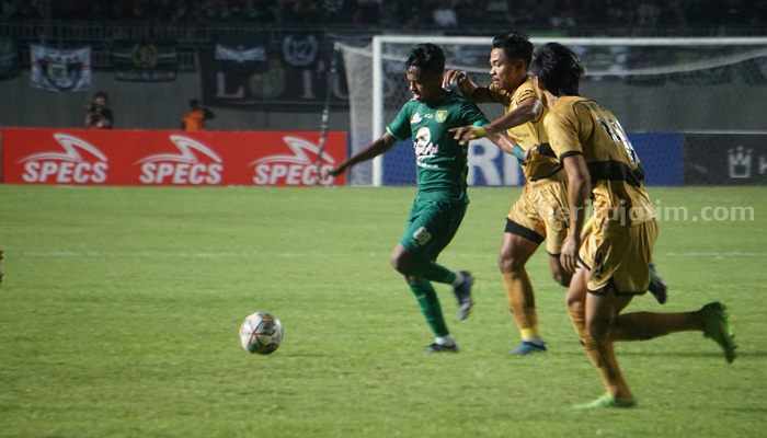 Pemain Persebaya Surabaya (jersey hijau). (Foto: Way)