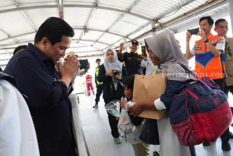 Menteri Badan Usaha Milik Negara (BUMN) Erick Thohir meninjau pergerakan pemudik di Merak dan Lampung