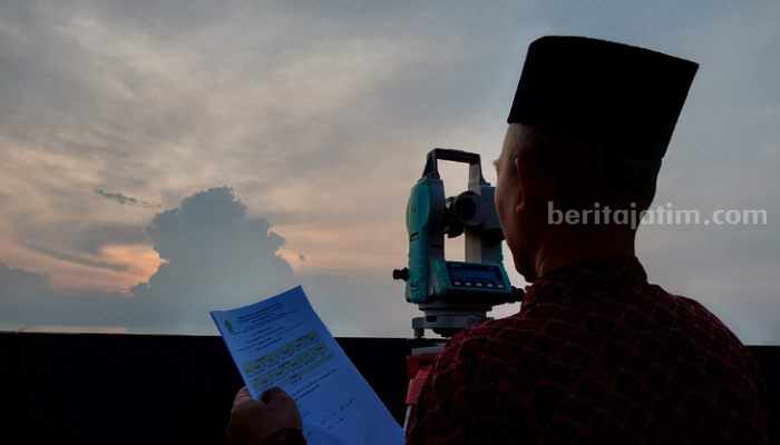 Tim Kemenag Kota Surabaya tengah melihat hilal di lantai 55 one icon Tunjungan Plasa Surabaya. (Way)
