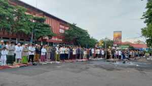 Salat Idul Fitri di depan Taman Mundu Surabaya